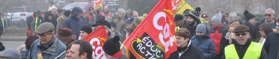 des-enseignants-de-la-cite-scolaire-etaient-dans-le-cortege-on-voit-ici-le-drapeau-d-educ-action-photo-jsl-aurelie-bidaut-1575546622